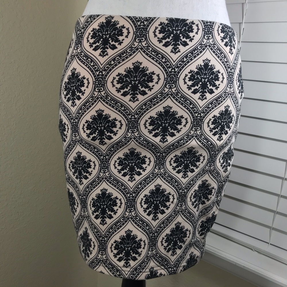 Forever 21 pencil skirt black and cream EUC medium